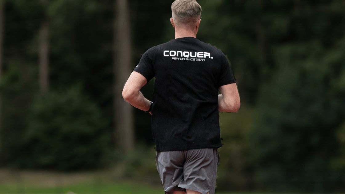 zwart shirt van conquer tijdens hardlopen