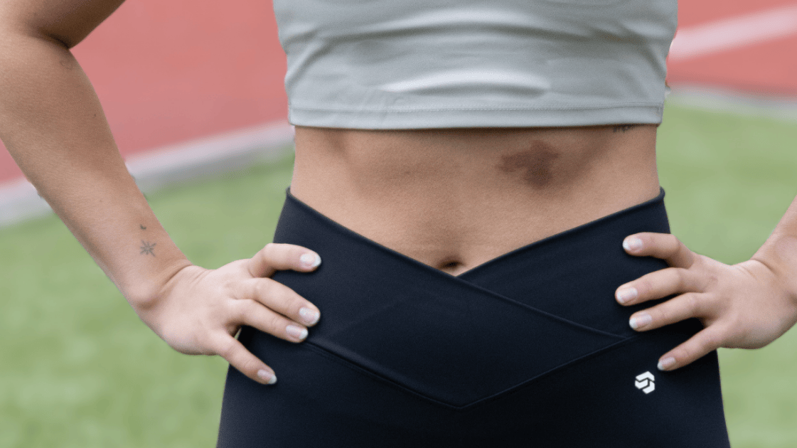 vrouw in conquer outfit