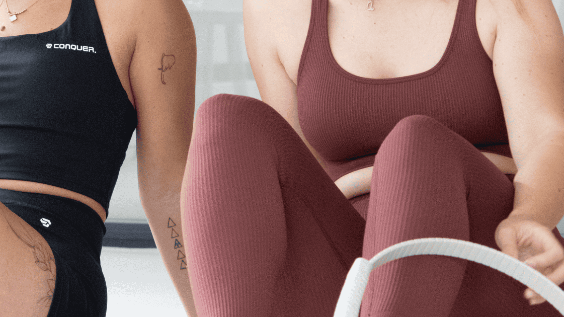 twee conquer outfits zwart en rood