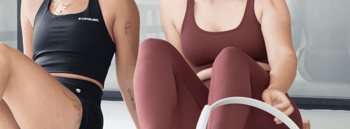 twee conquer outfits zwart en rood