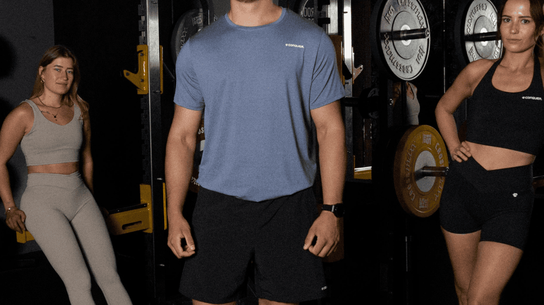 groep in de gym met conquer outfits