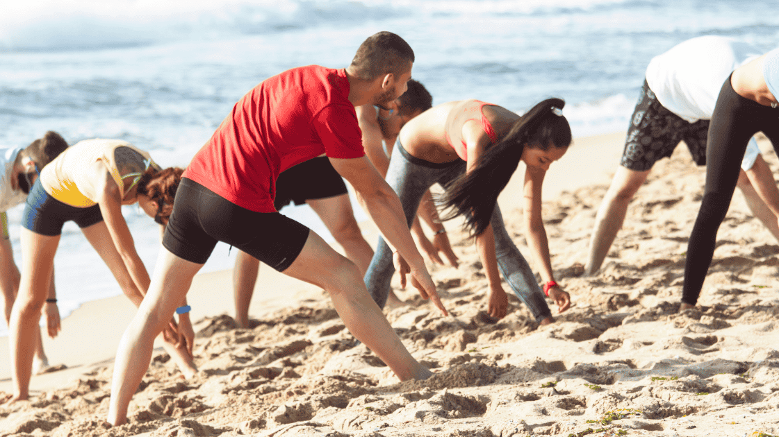 groep yoga op het strand