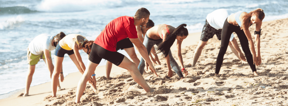 groep yoga op het strand