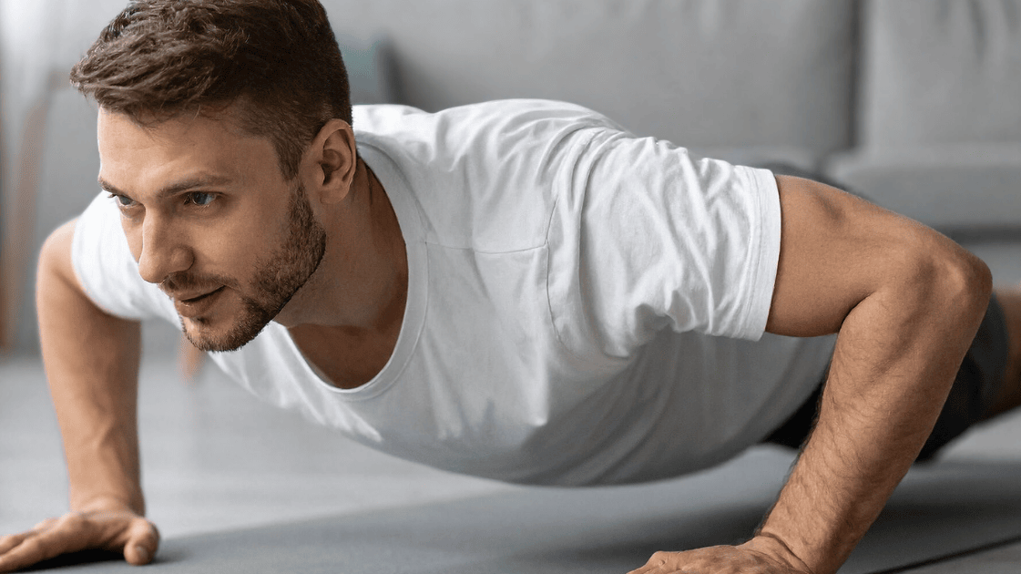 man doet push ups thuis