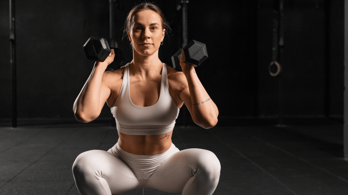 vrouw doet dumbbell squat