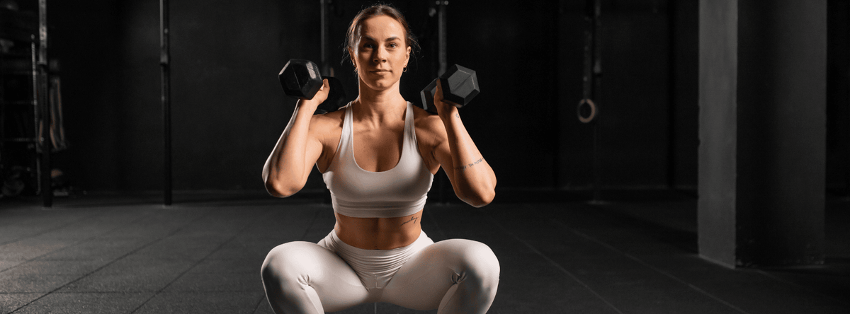 vrouw doet dumbbell squat