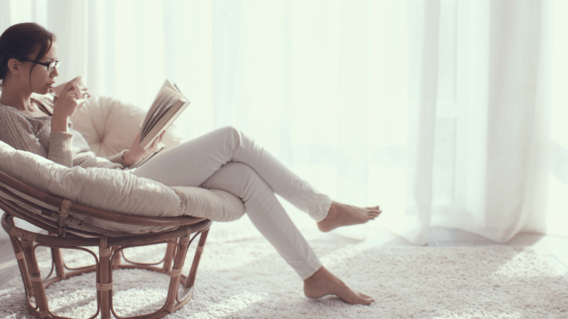 vrouw ontspannen boek lezen