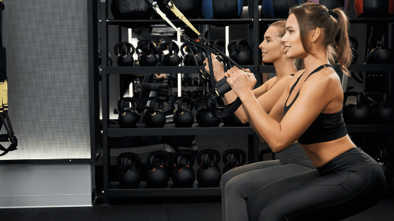 vrouwen workout trx