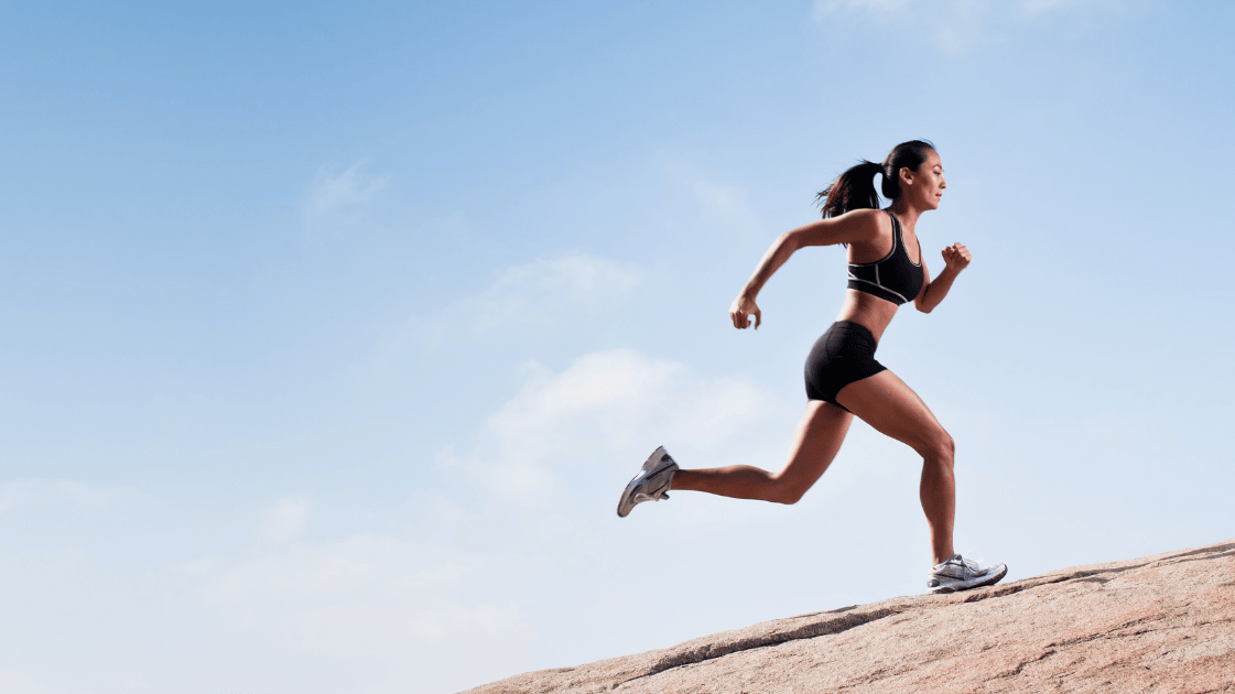 vrouw hardlopend berg op