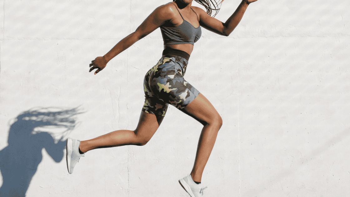 vrouw springt in sportkleren