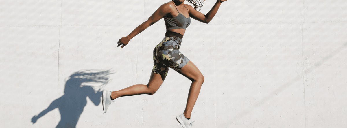vrouw springt in sportkleren