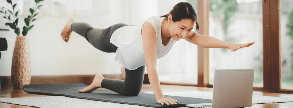 vrouw thuis sporten