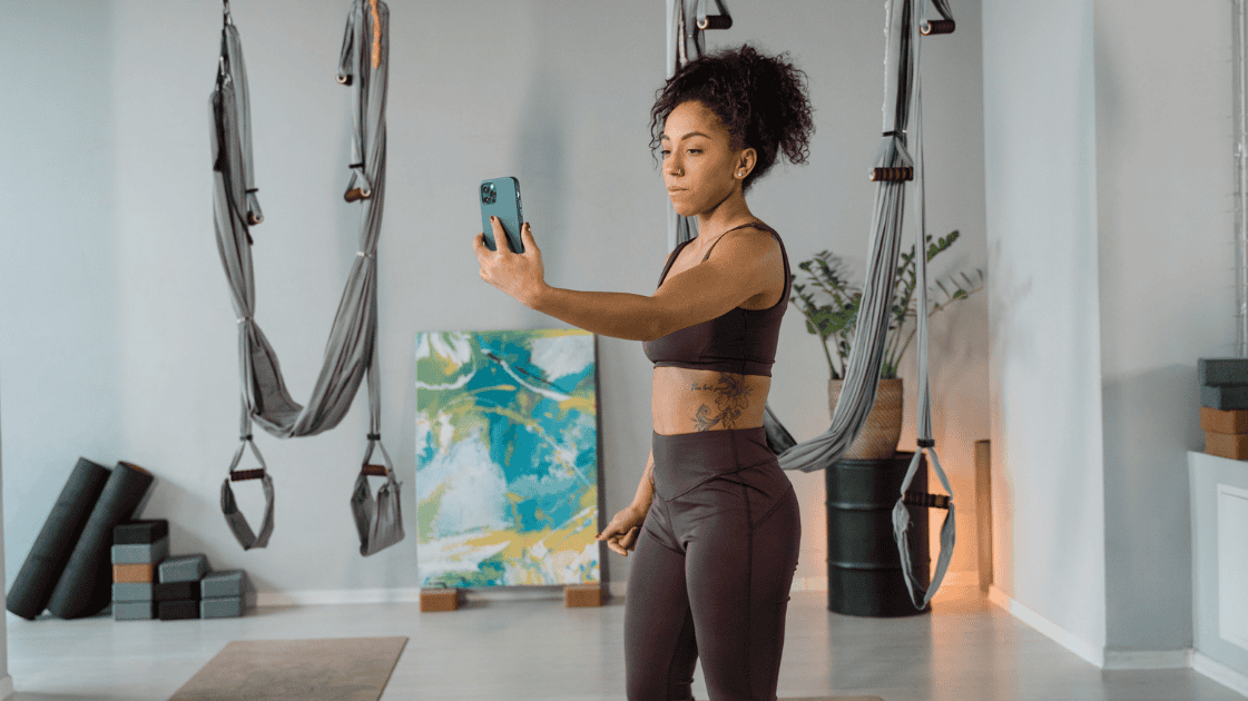 vrouw in de sportschool op mobiel