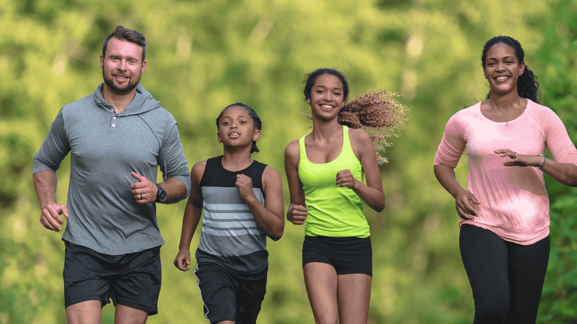 vier mensen samen hardlopen