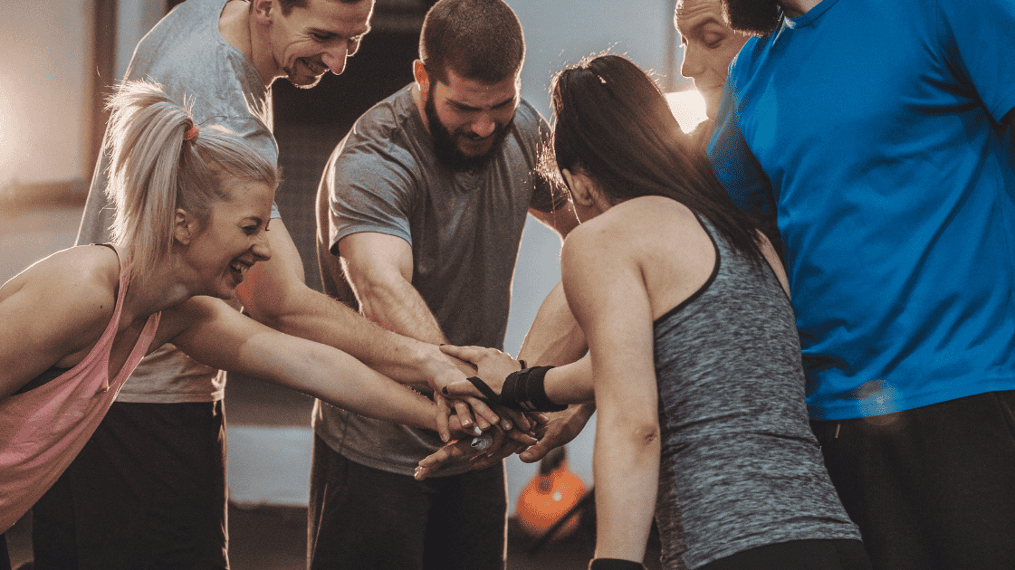 motiverende groep mensen in gym