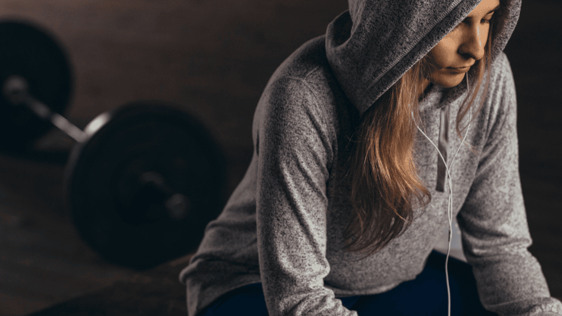 vrouw in hoodie trainen