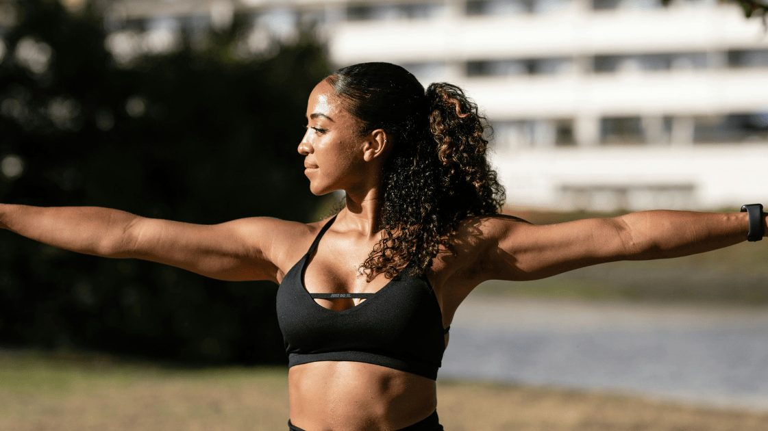 vrouw in zwarte sport bh