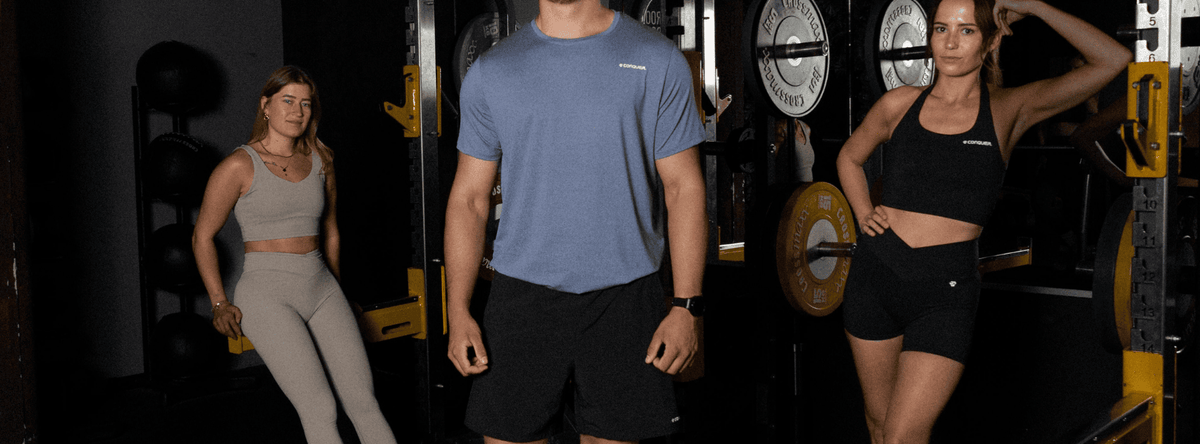 groep in de gym met conquer outfits