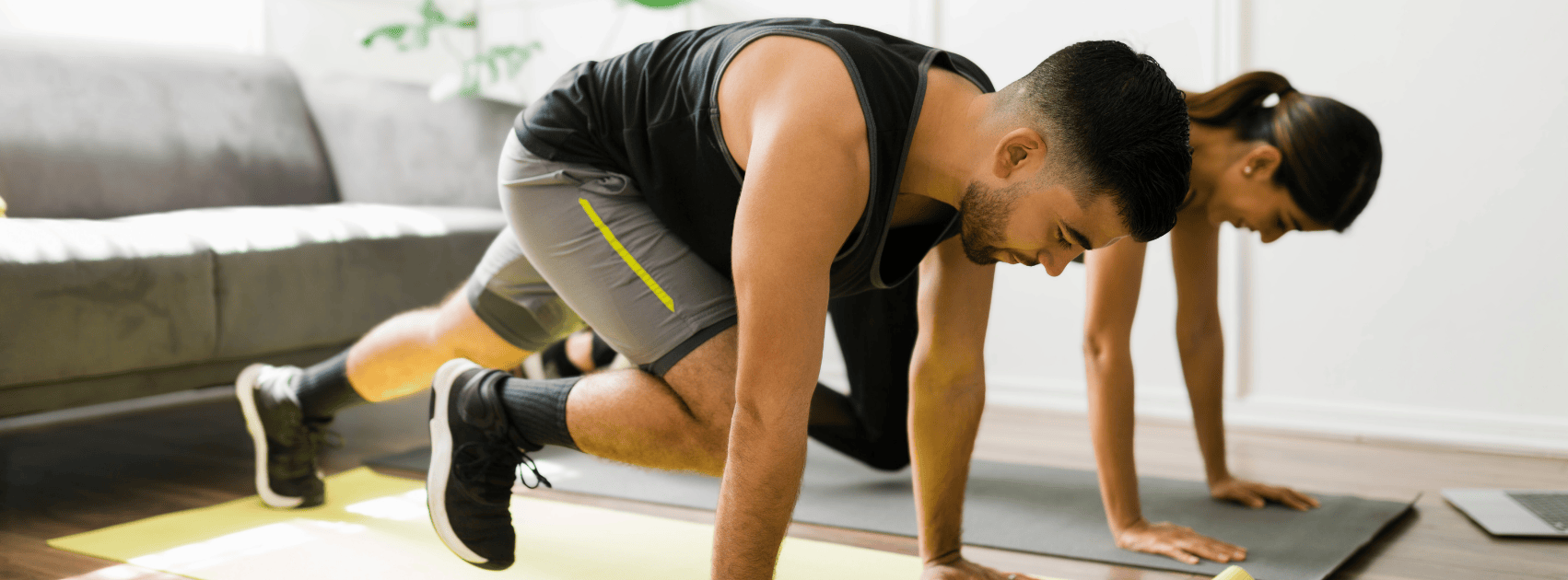 partners doen hiit training thuis