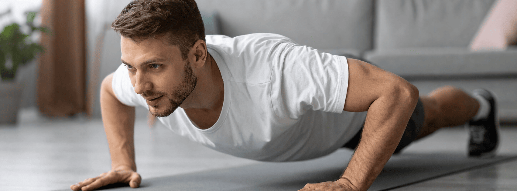 man doet push ups thuis