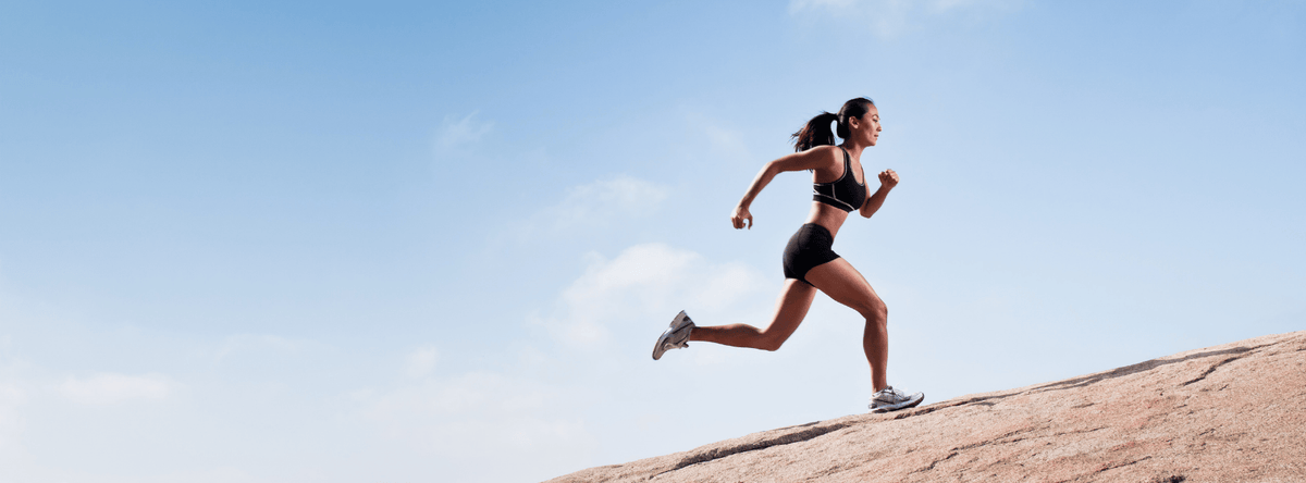 vrouw hardlopend berg op