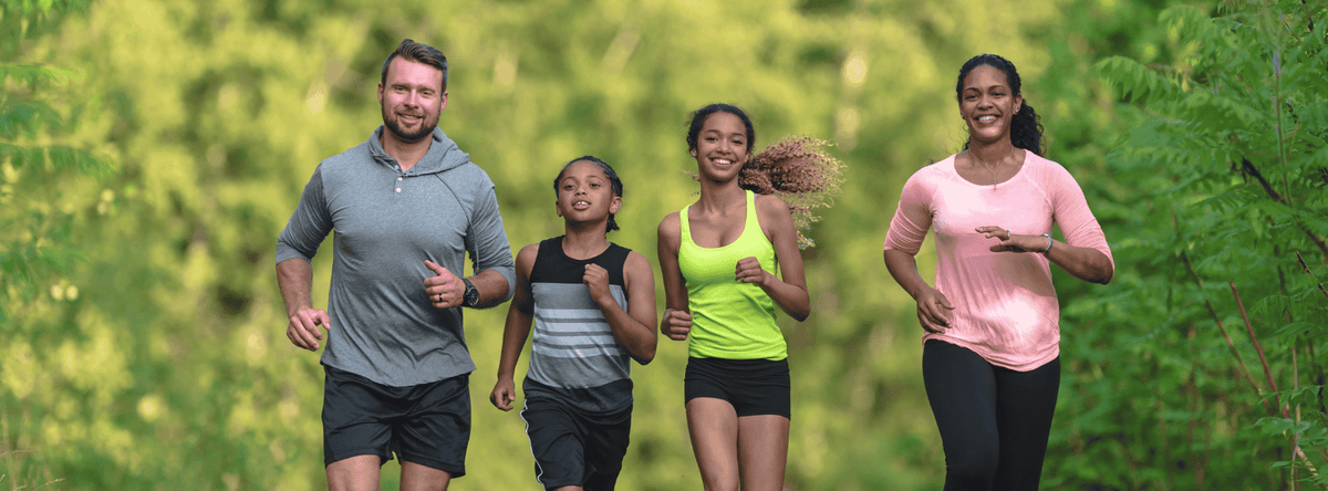 vier mensen samen hardlopen