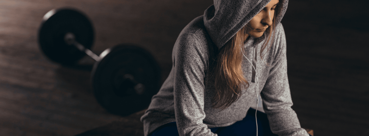 vrouw in hoodie trainen