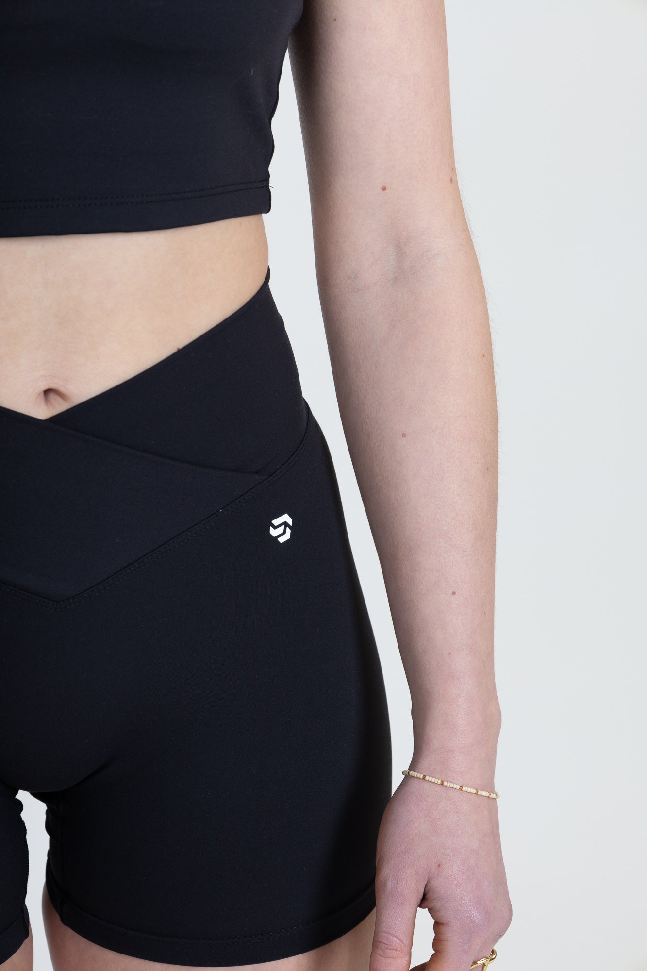 V Leggings Short - Black – Conquer Performance Wear